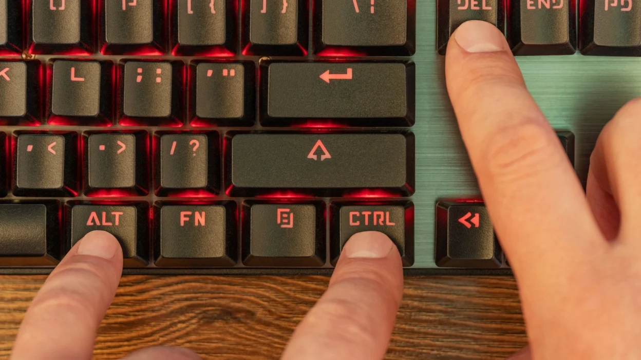 O Windows tem uma opção de reinicialização de emergência que você provavelmente não conhece e não estou falando de Ctrl+Alt+Del